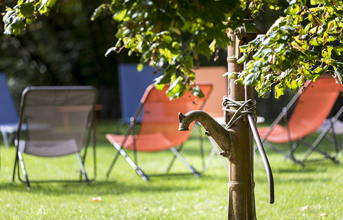 pompe de puit dans le parc